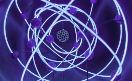 Modell Atomkern mit Neutronen blau
